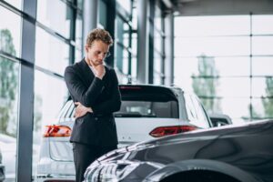 Klant is een van de grootste automerken ter wereld aan het bekijken 