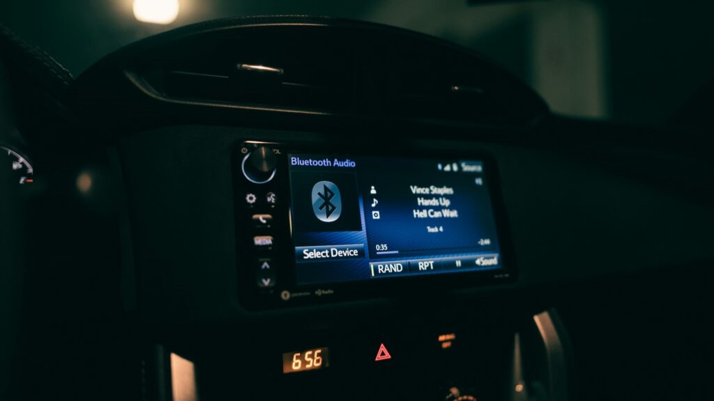 Bluetooth-audiosysteem in een auto toont muziekstreaming voor meer rijplezier