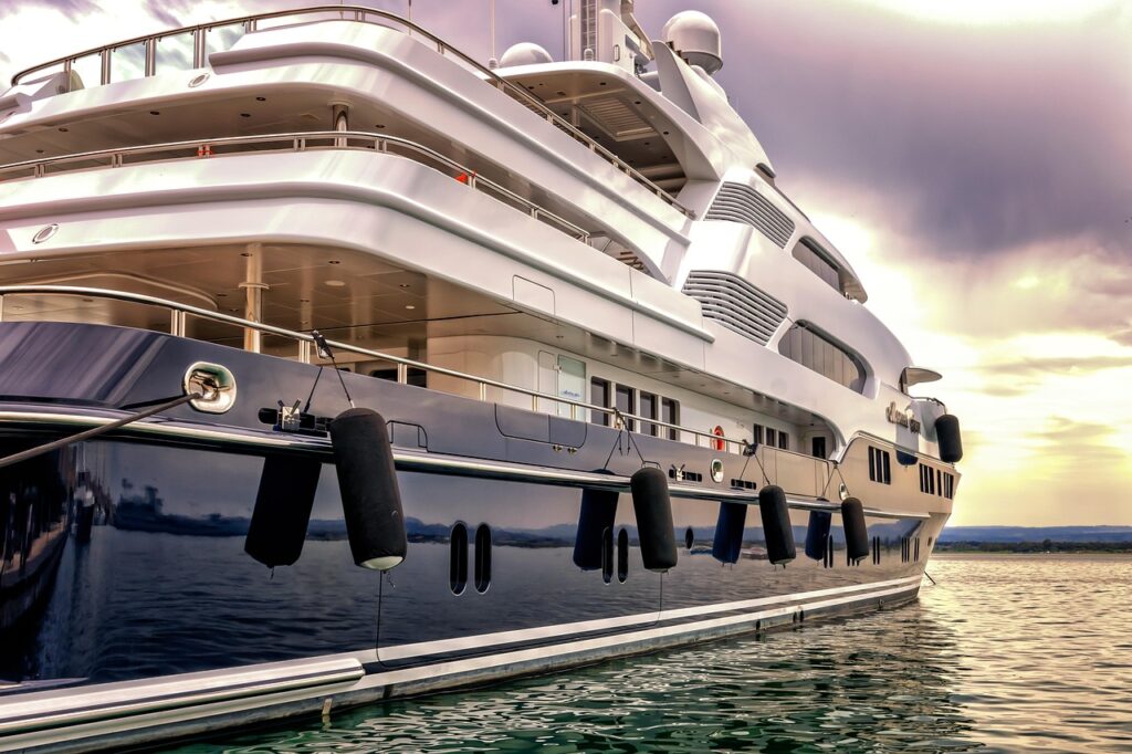 Luxe superjacht aangemeerd in de haven met meerdere dekken en strakke, moderne afwerking