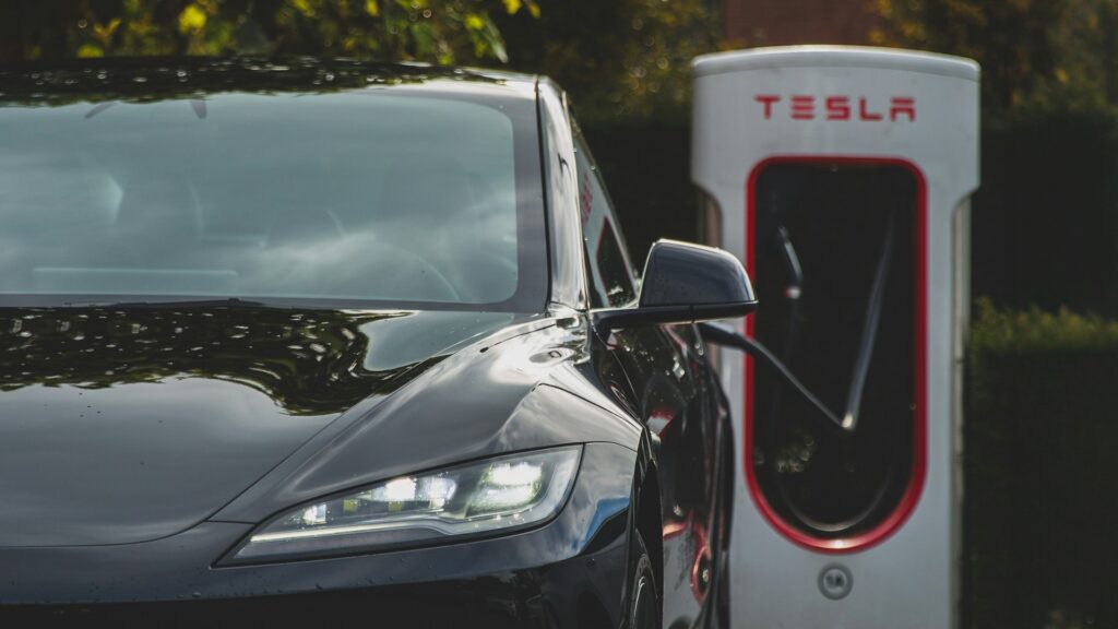 Tesla aan de laadpaal bij Supercharger, geschikt voor wie kiest voor maximale actieradius
