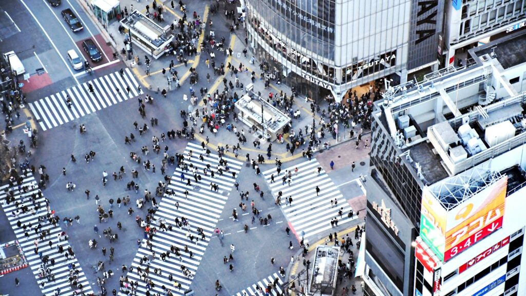 Voetgangers steken massaal over bij Shibuya Crossing, het drukste kruispunt ter wereld in het centrum van Tokyo.