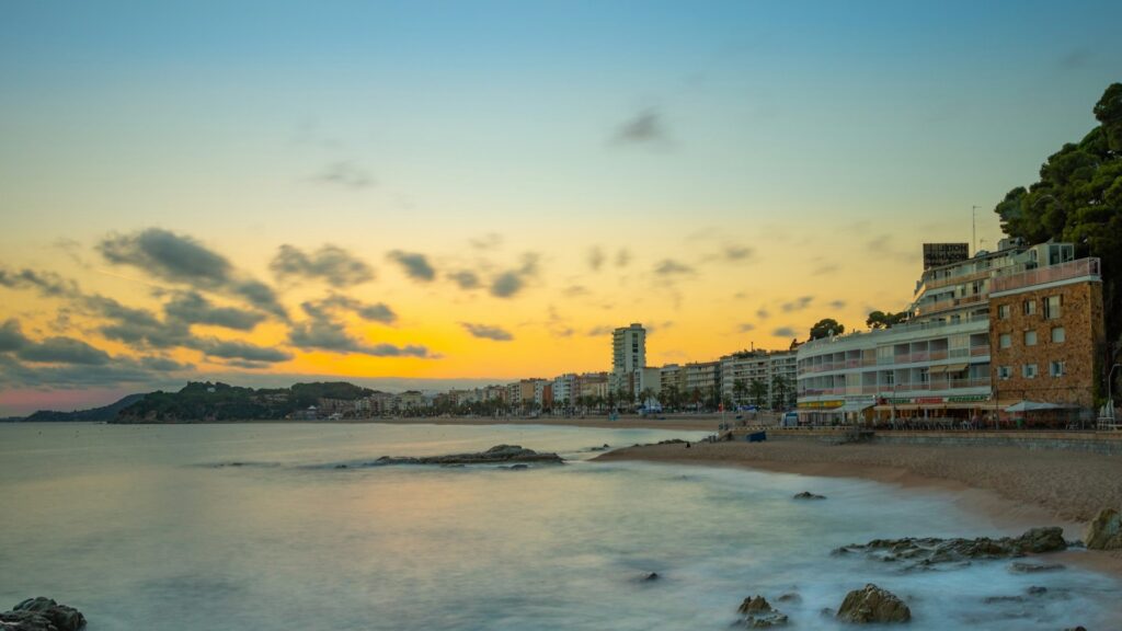 Zonsondergang aan de kust van Lloret de Mar, een van de populaire feestbestemmingen voor jongeren