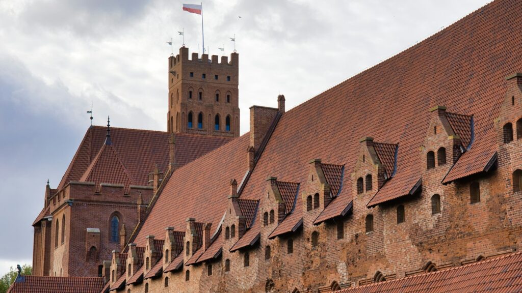 Malbork Castle in Polen met zijn kenmerkende rode bakstenen muren, torens en steile pannendaken