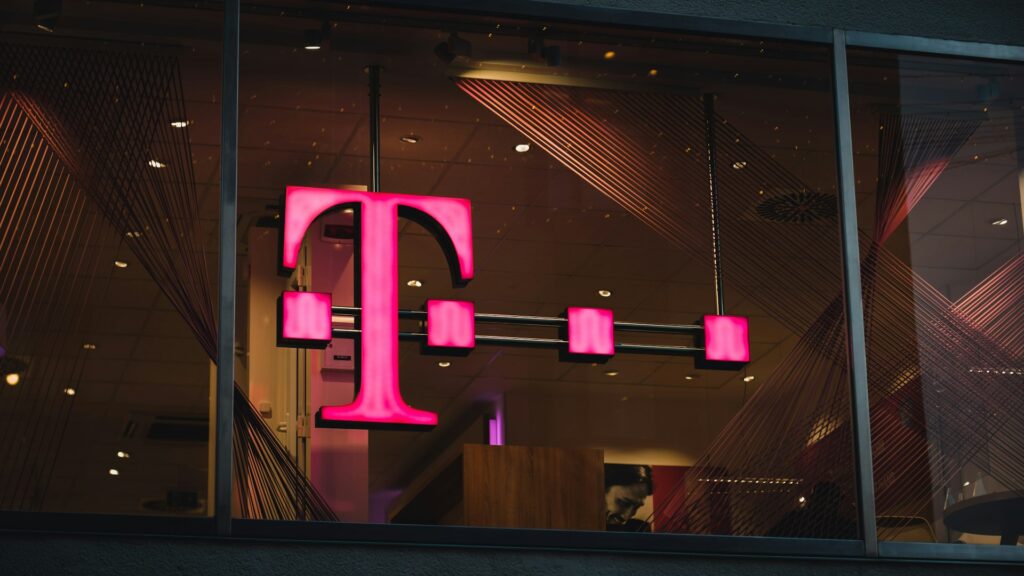 T-Mobile logo in een winkelraam, als onderdeel van de grootste telecom bedrijven wereldwijd