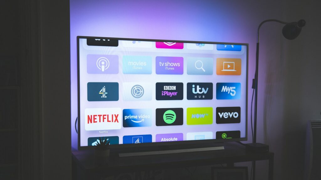 Close-up van smart-tv met Netflix, Prime Video en andere apps op het scherm van een grote televisie