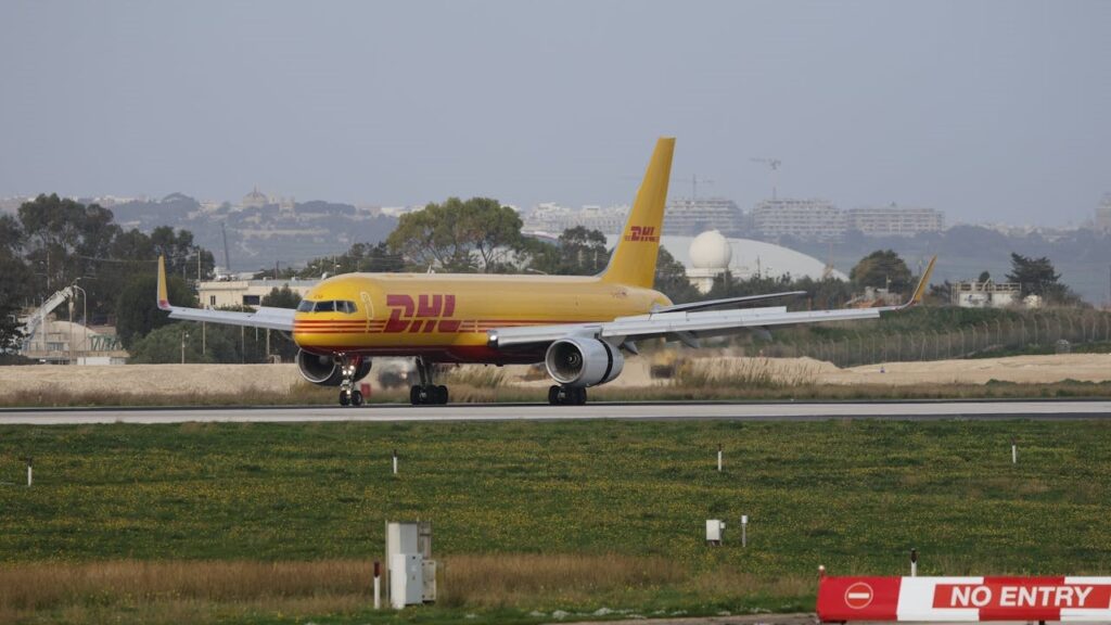 DHL-vliegtuig taxiet op de landingsbaan voor internationale pakketverzending, grootste pakketdiensten.