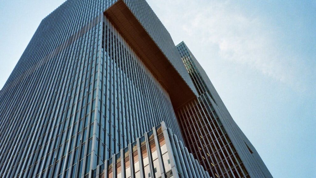 De Rotterdam wolkenkrabber met opvallende architectuur aan de Wilhelminapier, groot gebouw in Rotterdam