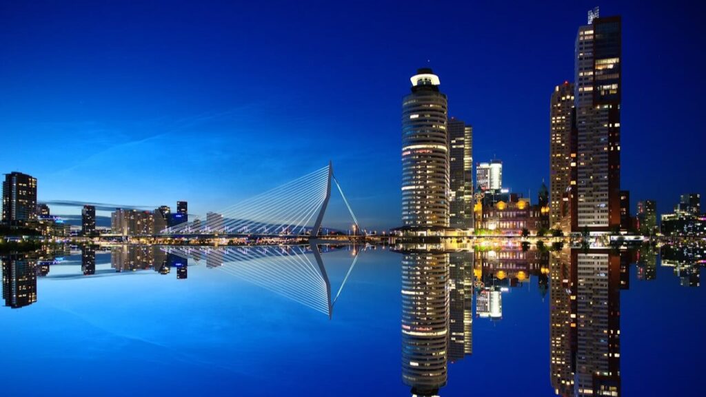 Skyline van Rotterdam bij nacht met de Erasmusbrug en hoge gebouwen, voorbeeld van grote gebouwen in Nederland