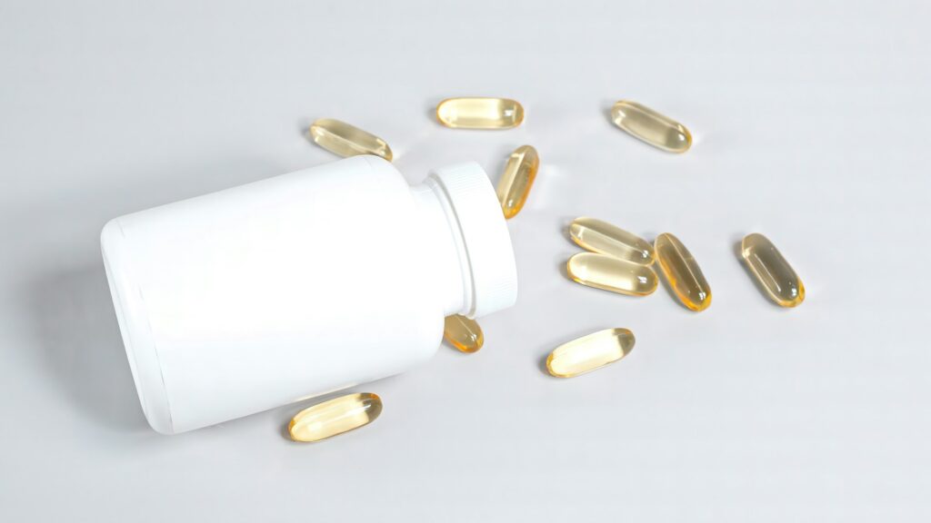 Plantaardige supplementen in gelcapsules naast een witte pot op een lichtgrijze ondergrond