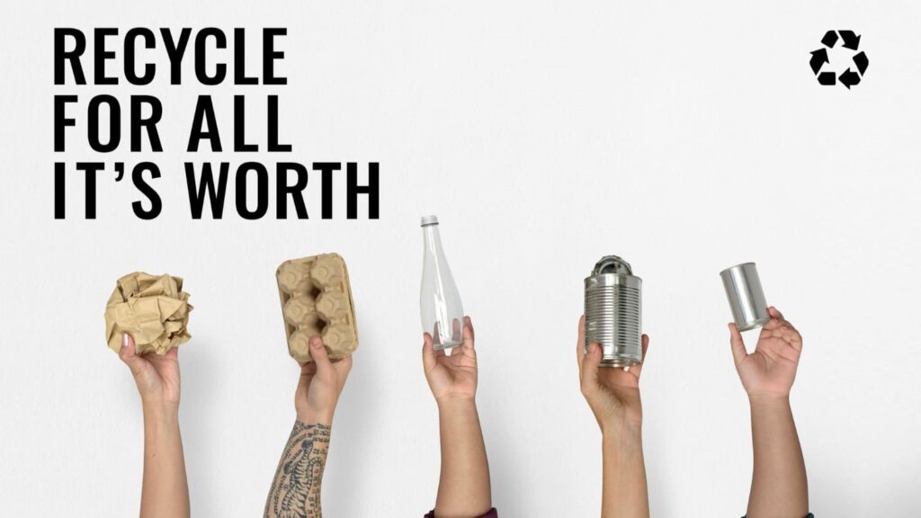 Handen houden recyclebaar afval omhoog met papier, glas en blik onder slogan "Recycle for all it’s worth"