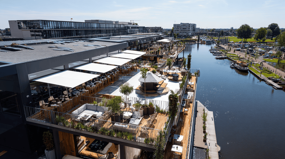 groot terras in nederland gelegen aan het water