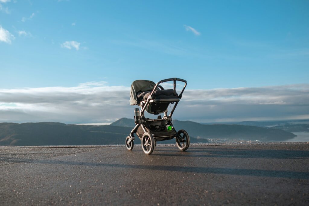 Kinderwagen op een bergweg met uitzicht, benadrukt mobiliteit en comfort van babyproducten