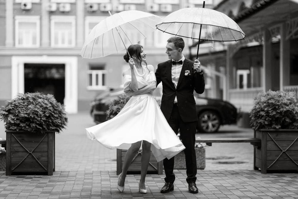 jong koppel met onvergetelijke outfits voor iconische bruiloften