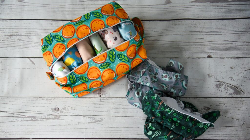 Luiertas met vrolijk design en georganiseerde inhoud, een praktisch voorbeeld van babyproducten