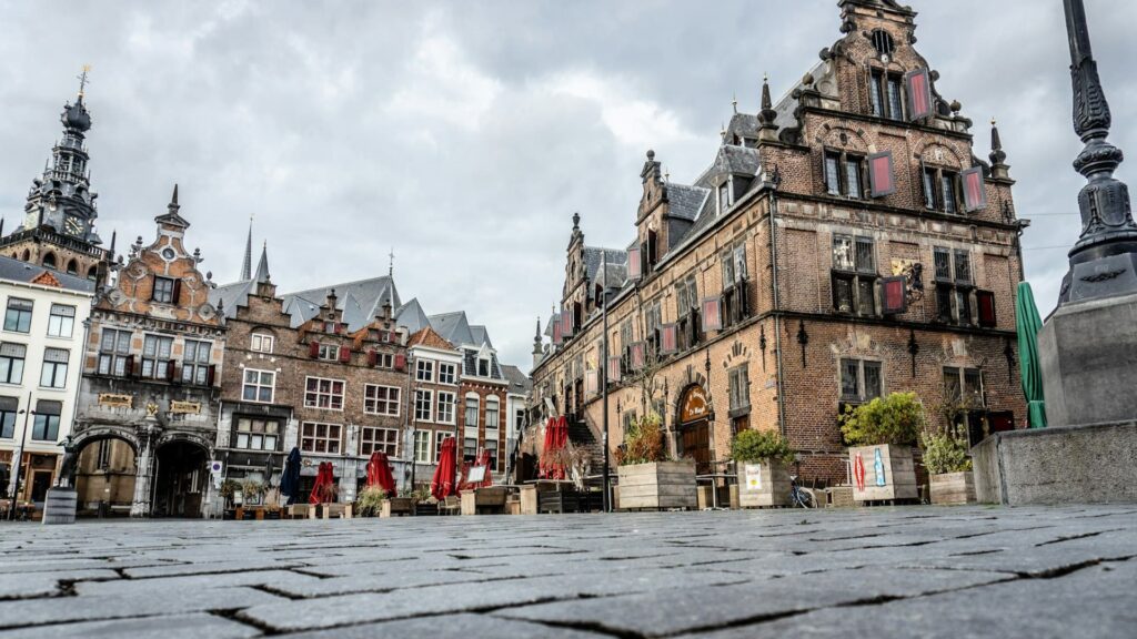 Marktplein in studentenstad Nijmegen met historische panden en terrasjes