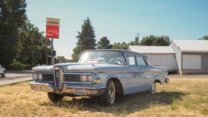 Ford Edsel uit 1959 geparkeerd op een droog grasveld, symbool van historische productflops in de auto-industrie