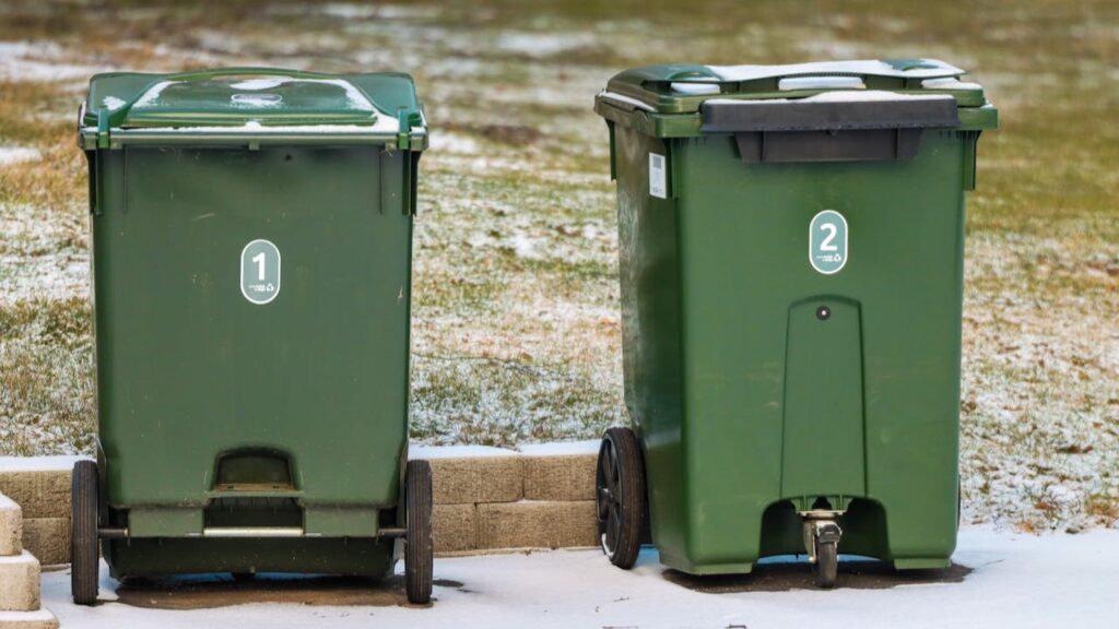 Groene afvalcontainers met nummers voor gescheiden afvalinzameling bij lokale circulaire verwerking