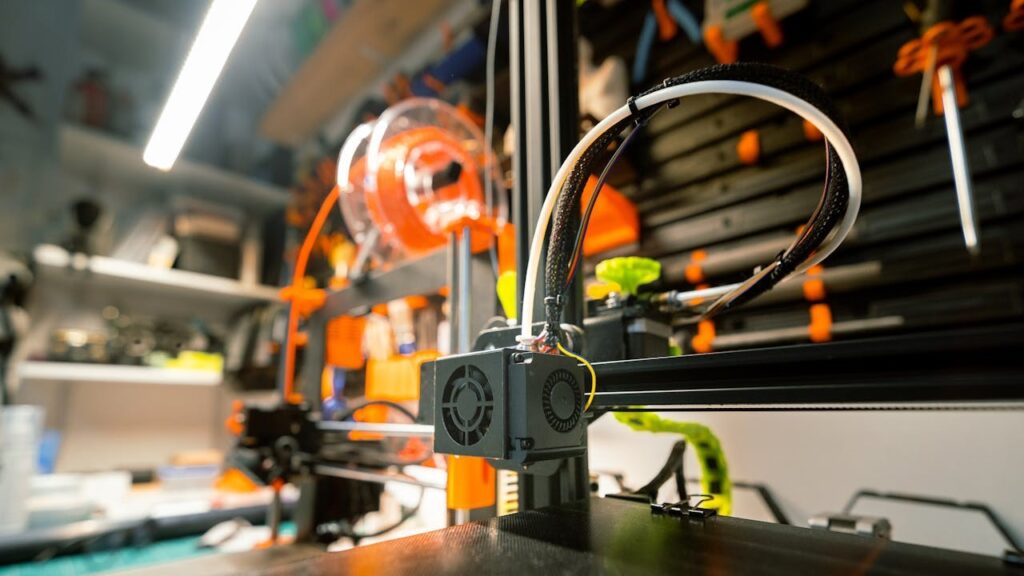 3D-printer aan het werk met gerecycled filament in een werkplaats voor circulaire productie