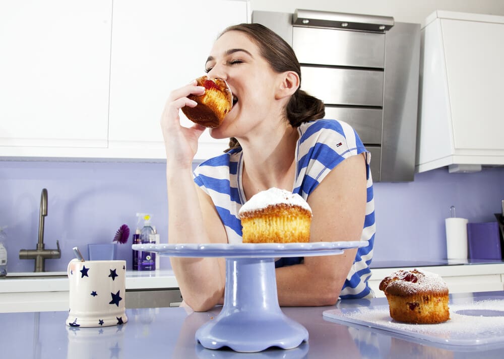 vrouw eet muffin en trapt in valkuil met dieet