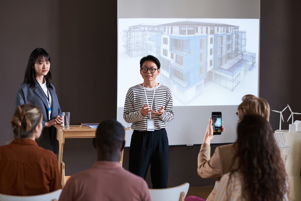 vrouw spreekt over innovaties die architectuur duurzamer en toekomstbestendiger maken